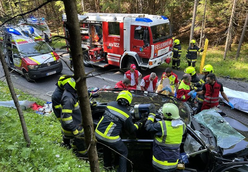 Schwerer Verkehrsunfall Bleiberger Landestraße mehrere verletzte Personen (Bild 2)